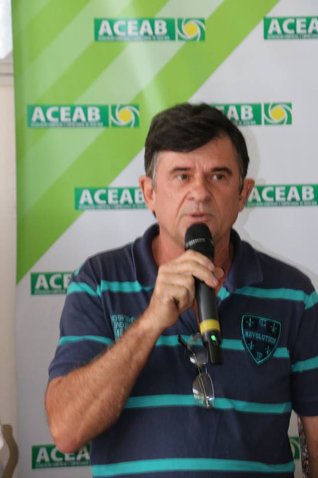 ari na feira comercial